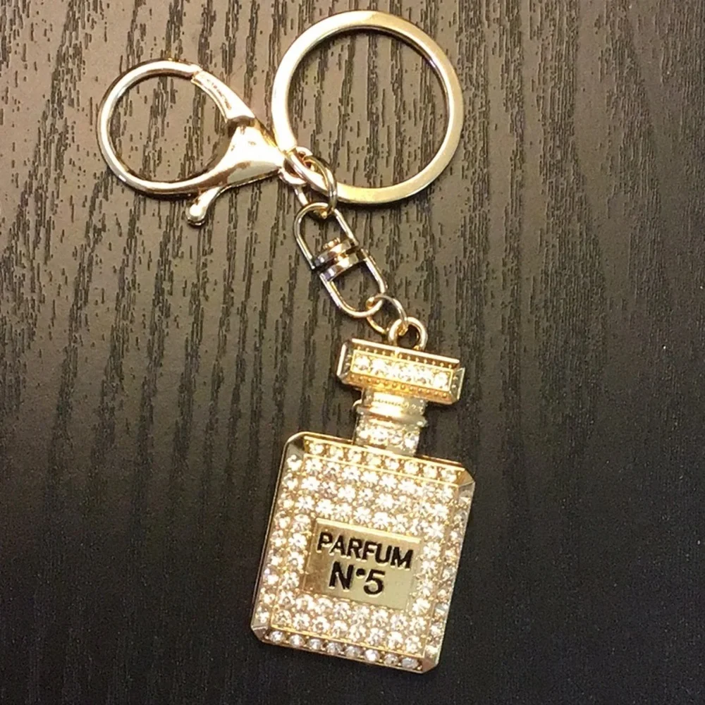 Gold Parfum Key Holder‎